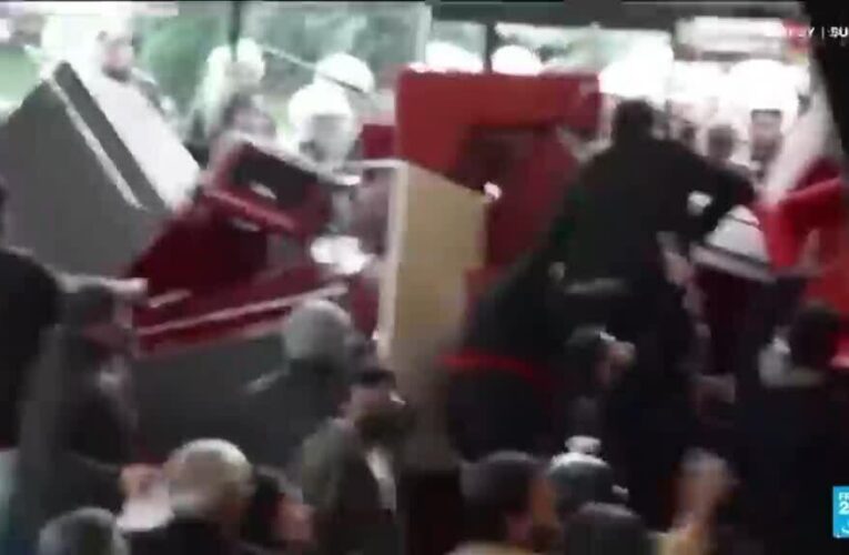 Turkish police storm CHP headquarters amid political crisis