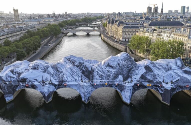 The week in pictures: Paris bridge transformed, French Open finals and Albania’s ‘Kushner Island’ protests