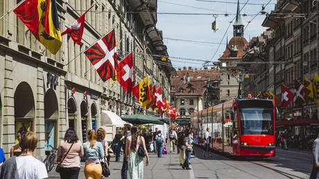 Swiss reject 10 million population cap