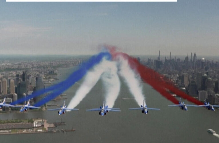 New York: French air force soars over Statue of Liberty