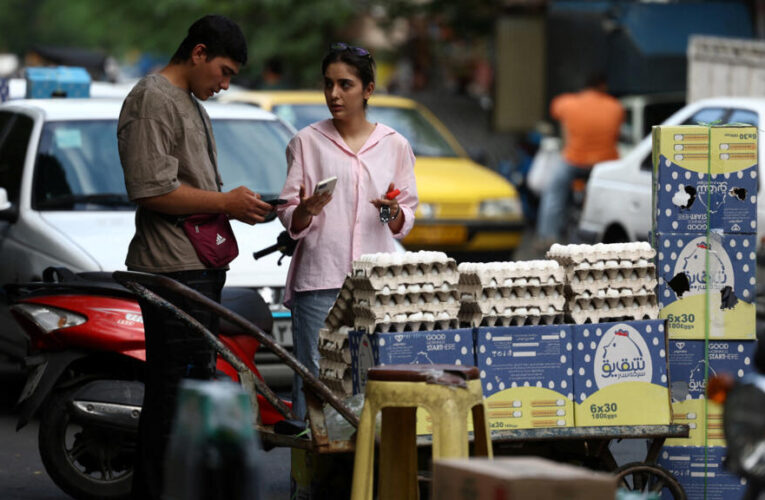 Iranians struggle as ongoing economic crisis shows no sign of abatting