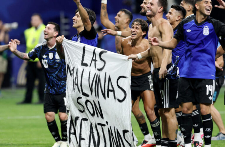 Buenos Aires locals support Argentine footballers over World Cup Falkland banner