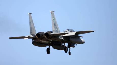 Saudi-led coalition bombs Yemeni port (VIDEO)
