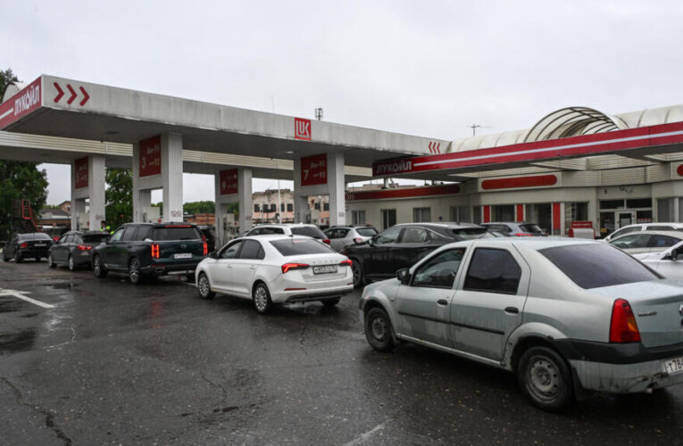 No fuel, no patience: Russians endure fuel shortages