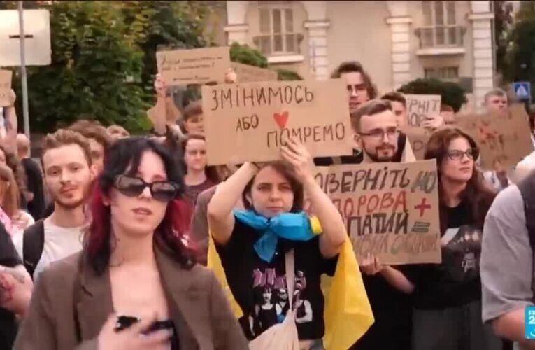 Ukraine: Kyiv protests continue after Zelensky fires defense minister