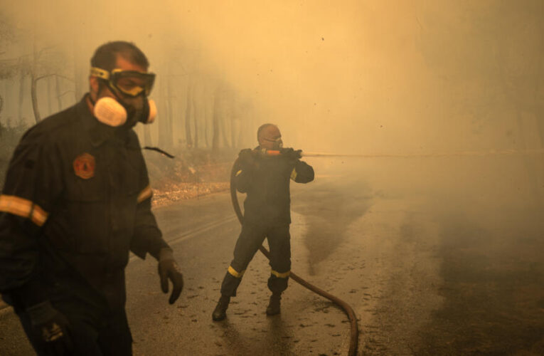 Fire toll mounts in Greece as blazes spread